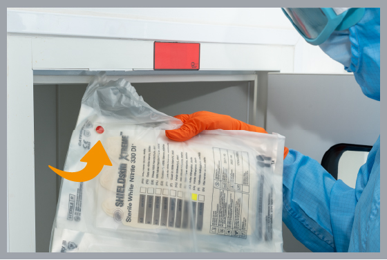 Sachet PE de gants stériles SHIELD Scientific SHIELDskin XTREME avec une flèche indiquant un indicateur de stérilisation